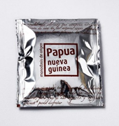 Papua Nueva Guinea: Sabor persistente y complejo de las impenetrables selvas de Papúa. Café limpio con aroma a bayas salvajes y acidez fina. En Papúa, la mayor parte del café es producido por agricultores en pequeña escala con métodos de producción tradicionales. 